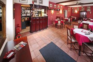 比尔森斯塔拉鲁德纳餐厅膳食旅馆的餐厅拥有红色墙壁,享有高处的景色