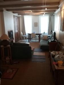 格朗维尔81 Rue des Juifs的带沙发的客厅和用餐室