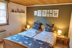 乌塞林Useriner Ferienhaus的一间卧室配有一张带蓝色枕头的大床