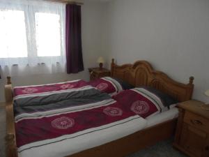 施尔奇Bergfreiheit的一间卧室配有一张带两个枕头的床