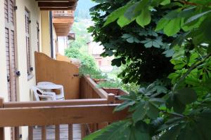 Sant’OrsolaSantorsola Relax Hotel的大楼一侧的阳台配有白色椅子