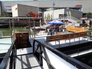 鹿特丹Rooms on Water的码头上设有长凳的船