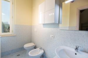 特尔尼Residence Viviverde的浴室配有白色卫生间和盥洗盆。