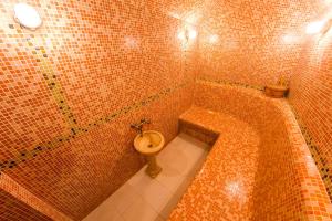 哈尔科夫Spa-отель的浴室设有卫生间和瓷砖淋浴间。