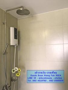 华欣ที่พักหัวหิน Condo Baan Kiang Fah by Kornsiwarach的浴室设有淋浴,墙上有标志