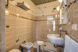 佛罗伦萨德拉纳泽欧尼酒店的一间带水槽和卫生间的浴室