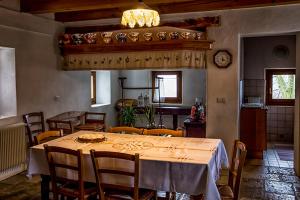 MedunoA casa mia的一间带桌椅和时钟的用餐室