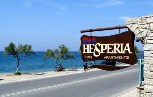 卡罗维西Hesperia Hotel的海边道路上的标志