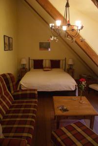 奎德林堡思胡霍夫公寓的一间卧室配有一张床、一张沙发和一张桌子