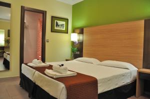 马德里巴耶斯塔旅馆的酒店客房带一张大床,带毛巾