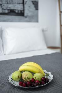 米克诺斯城White and Grey Chora的桌上放香蕉和其他水果的盘子
