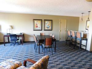 Days Inn & Suites by Wyndham Mesa Near Phoenix餐厅或其他用餐的地方