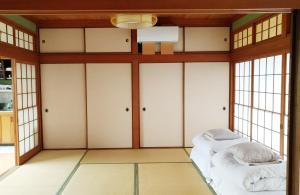 Setouchi Guest House Taiyo and Umi客房内的一张或多张床位