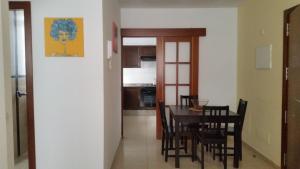 阿雷西费Piso Arrecife Centro A的用餐室以及带桌椅的厨房。