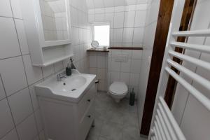 格仑达积图比雅阁公寓的白色的浴室设有卫生间和水槽。