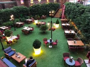 伊斯坦布尔维琴察酒店的享有带桌椅的餐厅的顶部景致