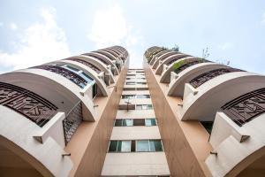 清迈加拉里通塔公寓式酒店的有一排高大的建筑,上面有窗户
