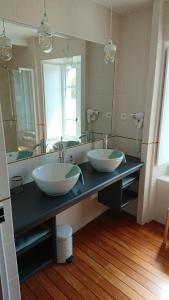 Pont-CroixLe 29 d'à côté的一间带两个盥洗盆和大镜子的浴室