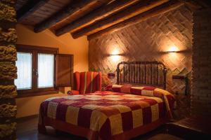 埃赫阿-德洛斯卡瓦列罗斯A Corona del Reino的卧室配有一张石墙床