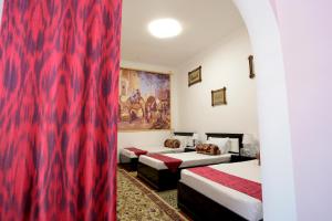 Habibi Bukhara客房内的一张或多张床位