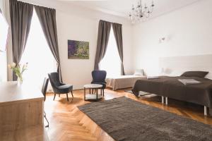 布达佩斯Ozone Private Rooms的一间卧室配有一张床、一张沙发和椅子
