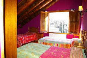 圣克鲁斯德拉塞罗斯圣克鲁斯旅馆的一间卧室设有两张床和窗户。