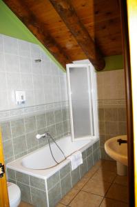圣克鲁斯德拉塞罗斯圣克鲁斯旅馆的带浴缸、卫生间和窗户的浴室