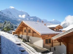 翁根Holiday flat #1, Chalet Aberot, Wengen, Switzerland的山地雪覆盖的房子