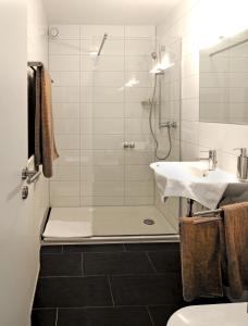 Wasserliesch斯基茨酒店及餐厅的带淋浴和盥洗盆的浴室