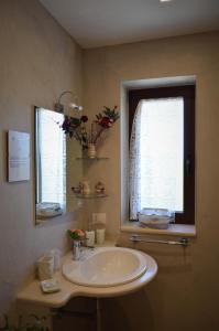 阿尔贝罗贝洛Casa delle Rondini的一间带水槽和窗户的浴室
