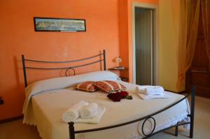阿尔贝罗贝洛Casa delle Rondini的一间卧室配有带毛巾的床