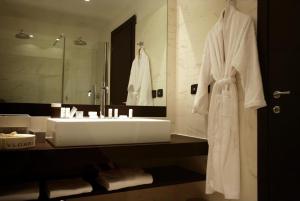 都灵CHC Hotel Torino Castello的浴室设有白色水槽和镜子