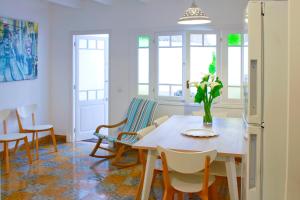 阿莱奥尔Es Badiu的厨房以及带桌椅的用餐室。