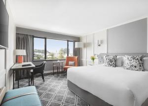 奥克兰奥克兰柯蒂斯朗廷酒店集团 的配有一张床和一张书桌的酒店客房