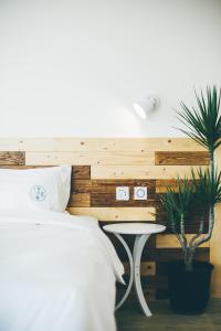 南湾草分木B&B • 垦丁南湾的一间卧室配有一张床、一张桌子和植物