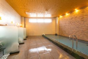 姬路Hotel Aston Plaza Himeji的大楼内带游泳池的浴室