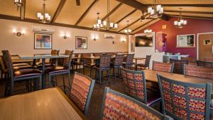 圣罗莎最佳西方花园酒店的用餐室配有木桌和椅子