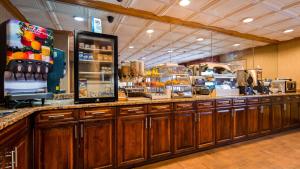 马里恩Best Western Marion Hotel的厨房配有木制橱柜和食品柜台。