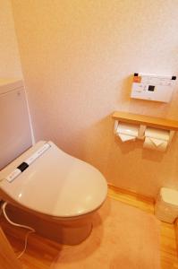 伊势原市渚山庄的一间位于客房内的白色卫生间的浴室