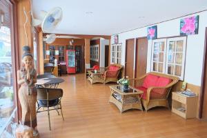 芭堤雅市中心The Siam Guest House - SHA Extra Plus的客厅配有椅子和桌子