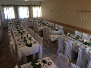 多纳瓦利Penzion Zornicka的空的宴会厅,配有白色的桌椅