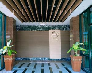 拉布安贝塔服务式公寓酒店的一座有两株植物的建筑的大厅