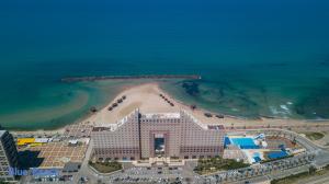 海法מגדל אלמוג חיפה - דירות "בלו ביץ'" על הים的海滩上一座大建筑的空中景观