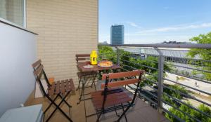 布达佩斯Mentha Apartments Deluxe - MAD的阳台配有桌椅。
