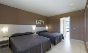 Medplaya Aparthotel Sant Eloi客房内的一张或多张床位