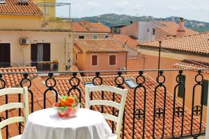 马达莱纳AHR Leonis Residence La Maddalena的阳台上的桌子上放着一碗水果