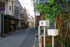 高松绀屋町库库旅馆的建筑一侧有标志的空街道