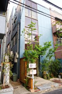 高松绀屋町库库旅馆的前面有标志的建筑