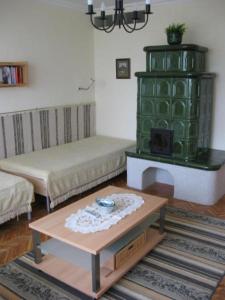 巴拉顿菲赖德Liliom Apartments Balatonfüred的客厅配有两张床和一张桌子