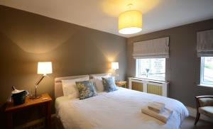 利克Peak Weavers的卧室配有白色的床和2个枕头